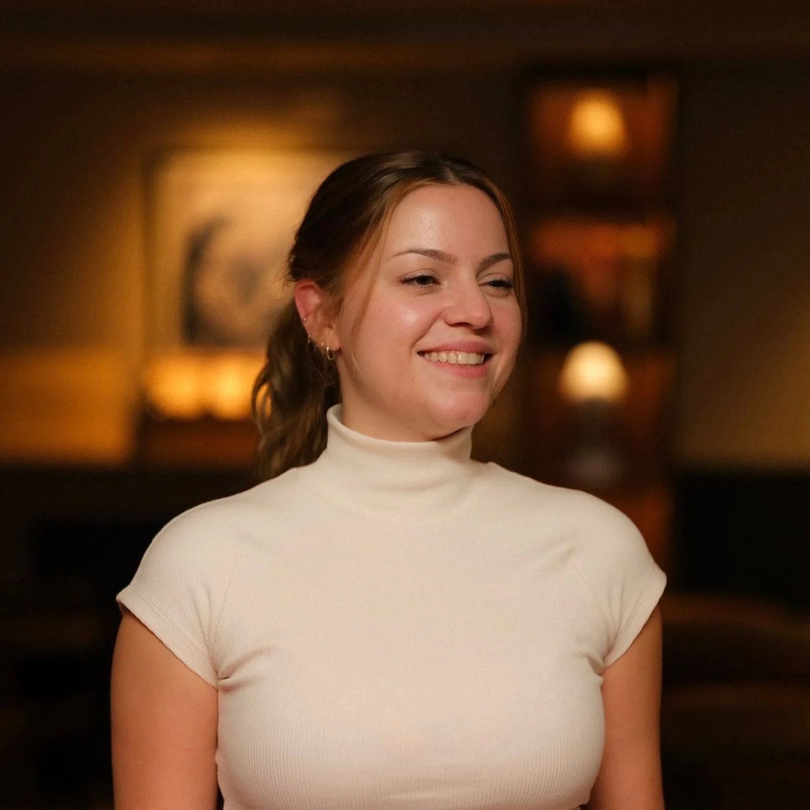 Michelle Hirsch, Head of Events im THAT’S AMORE, lächelnd im warm beleuchteten Restaurant.